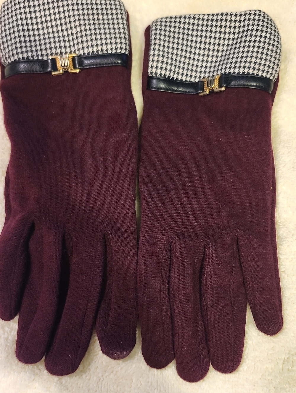 Source Unknown Burgundy Gloves with Houndstooth Cuff and Gold Accent